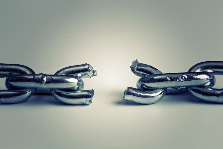 shutterstock_252203737 conflict in business concept with broken chain