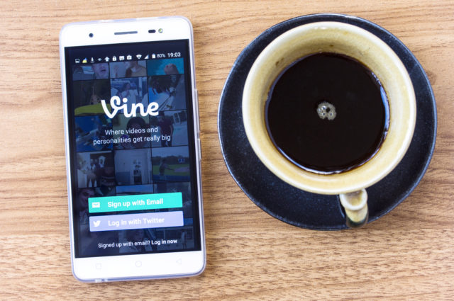 shutterstock_357883529 CHIANGMAI,THAILAND - January 3, 2016: Vine app on smart phone with a cup of coffee on wooden background. Vine is a short-form video sharing service. Founded in June 2012